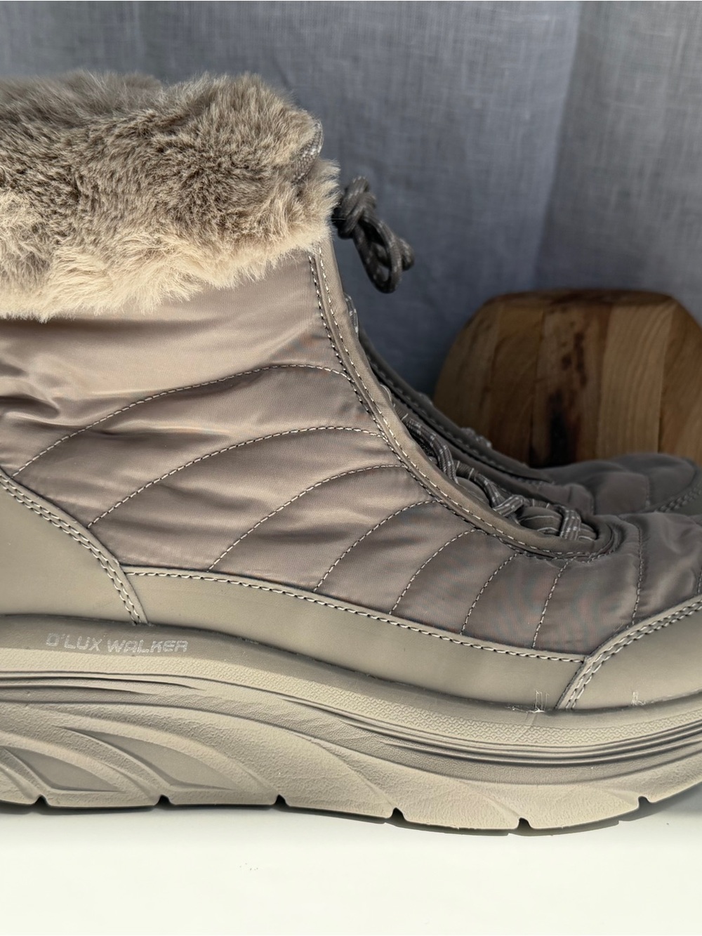 Skechers D’Lux Walker Winter Boots Women’s 8 Taupe Faux Fur Lace-Up Sneaker Boot